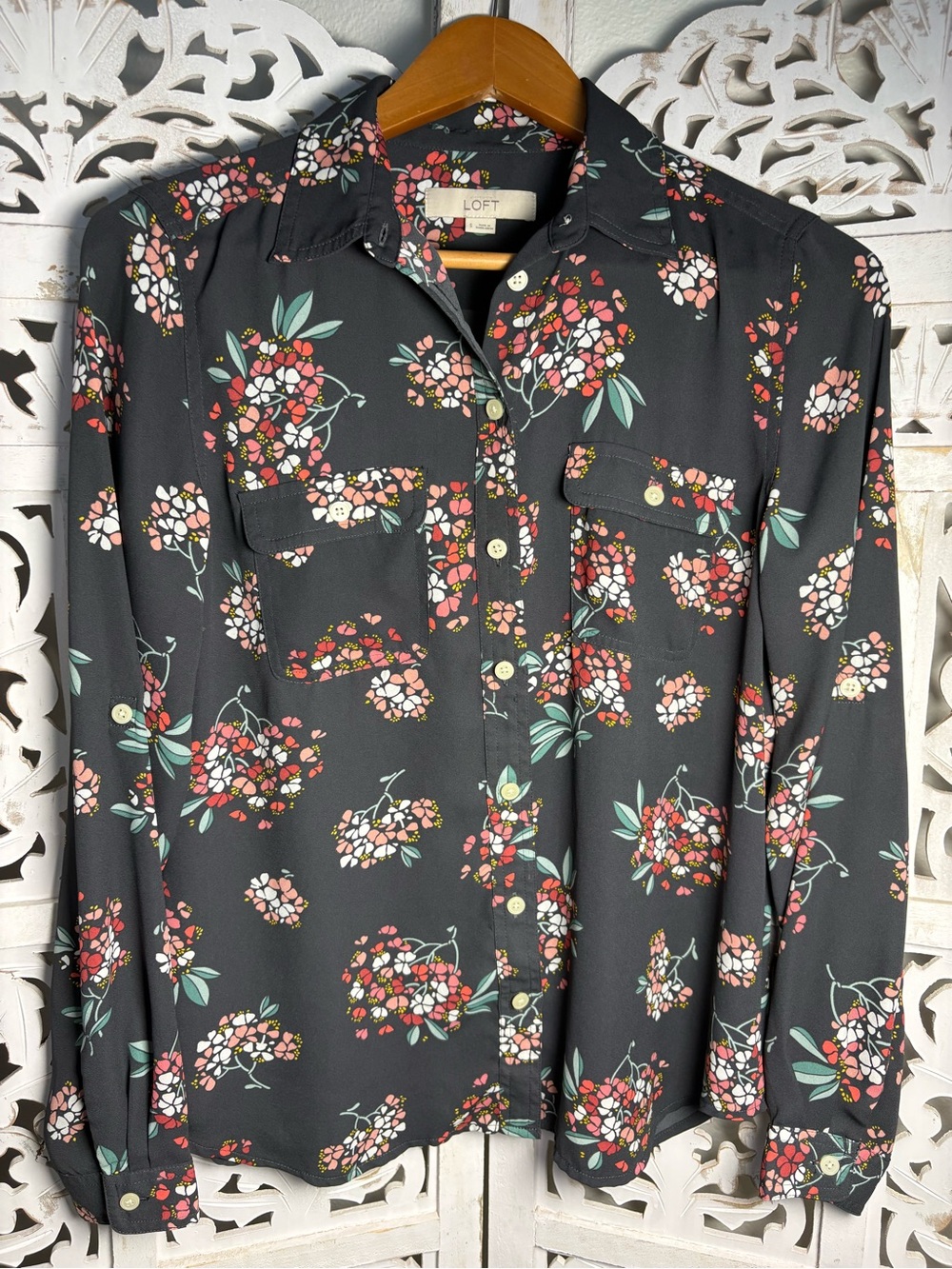 LOFT Women's Floral Button-Up Shirt - Grey with Red & Green Floral Print SZ Smal